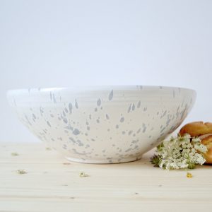 insalatiera in ceramica bianca con gocce blu