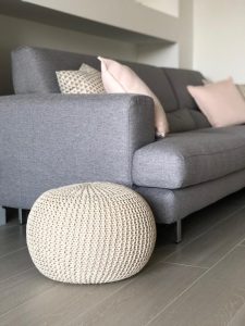 divano stile nordico grigio pouf
