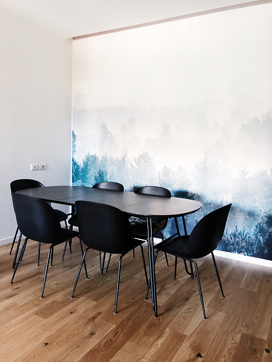 sala da pranzo carta da parati tavolo nero moderno